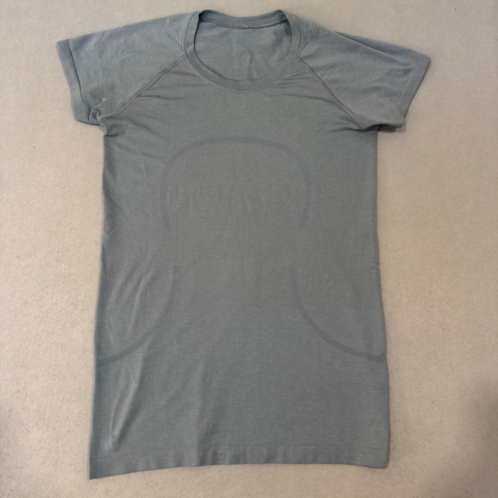 Lululemon Swiftly Tech T-Shirt Women Size M Gray Short Sleeve Slim Fit Running